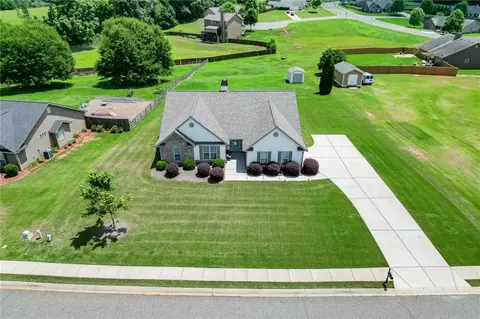 818 Bradmore Ct, Hoschton, GA 30548