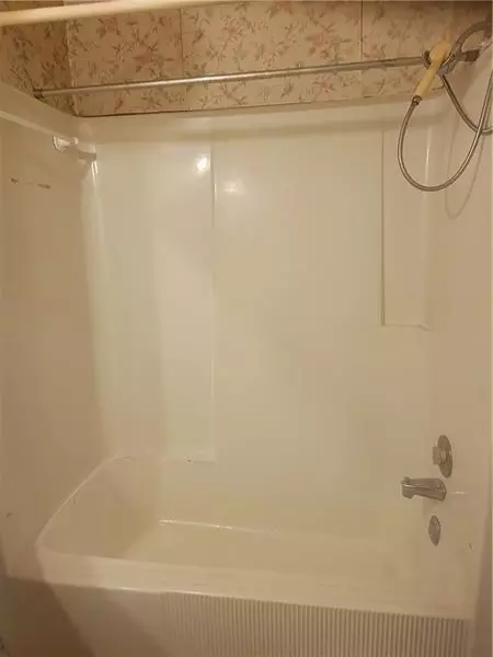 Bath - 160 Norman Rd, Covington, GA 30014 photo 1 of 4