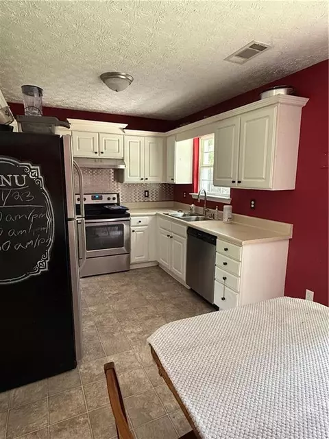 Kitchen - 405 Meuse Way, Temple, GA 30179 photo 2 of 3