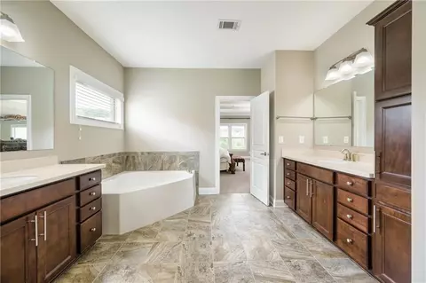Bath - 692 Faraday Cir, Suwanee, GA 30024 photo 2 of 3