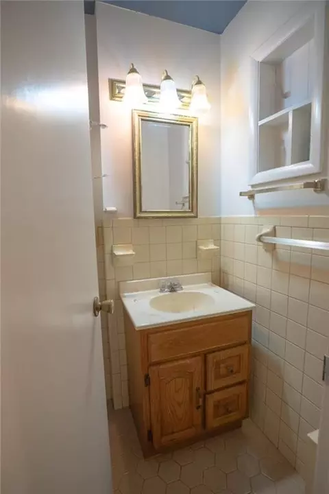 Bath - 202 S Sage St S, Toccoa, GA 30577 photo 2 of 3