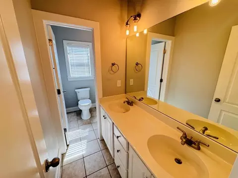 Bath - 1713 Townside Dr, Bishop, GA 30621 photo 3 of 5