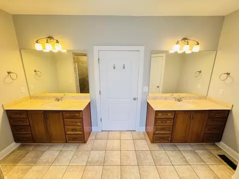 Bath - 1713 Townside Dr, Bishop, GA 30621 photo 1 of 5