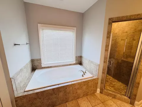 Bath - 1713 Townside Dr, Bishop, GA 30621 photo 2 of 5