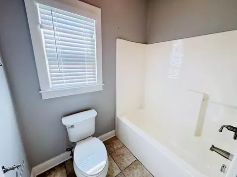Bath - 1713 Townside Dr, Bishop, GA 30621 photo 4 of 5
