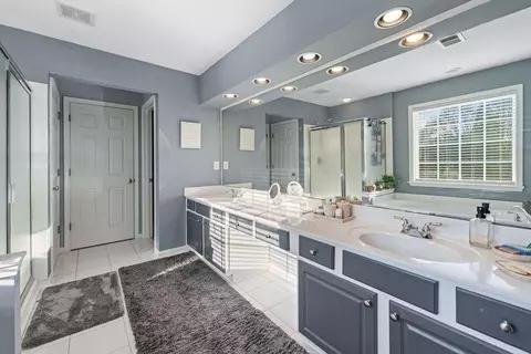 Bath - 135 Splinter Ct, Suwanee, GA 30024 photo 3 of 3