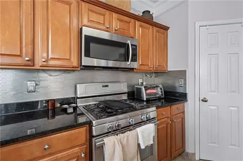 Kitchen - 135 Splinter Ct, Suwanee, GA 30024 photo 3 of 4