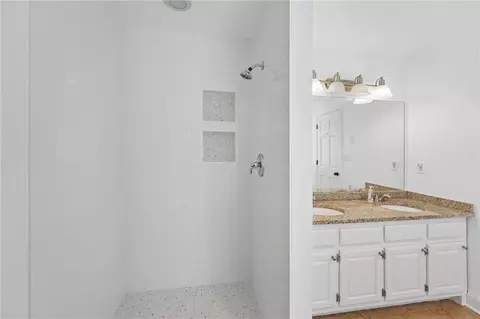 Bath - 378 Clyde Ct, Mcdonough, GA 30252 photo 3 of 7