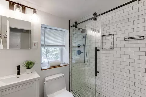 Bath - 3173 Parkridge Cres, Chamblee, GA 30341 photo 2 of 2