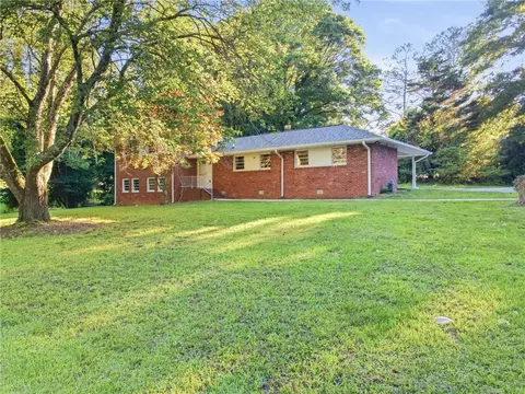 180 E Greenwood Dr, Carrollton, GA 30117