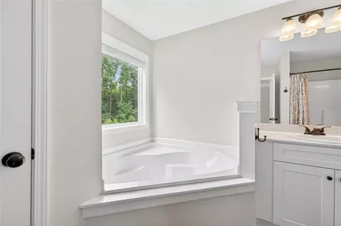 Bath - 561 Oconee Ln, Commerce, GA 30529 photo 2 of 4