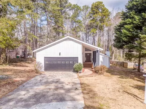 6788 E Woodridge Pl E, Douglasville, GA 30135