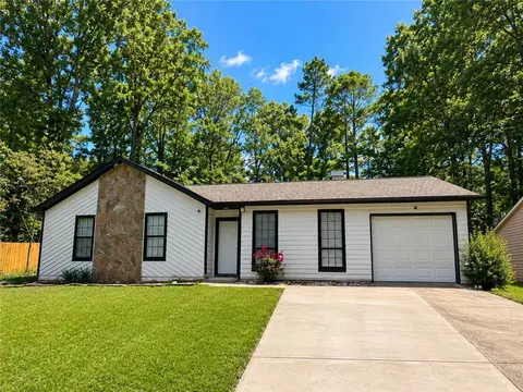 824 Greenhedge Dr, Stone Mountain, GA 30088