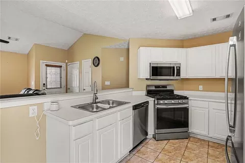 Kitchen - 1712 Graystone Dr, Hampton, GA 30228 photo 2 of 3