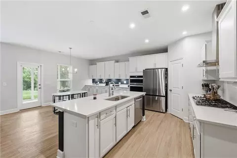 669 Fairway Dr, Acworth, GA 30101