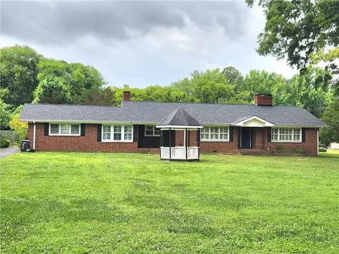 8 Highland Ln, Cartersville, GA 30120
