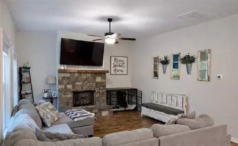 Living - 101 Fenwick Manor Dr, Lagrange, GA 30241 photo 1 of 1