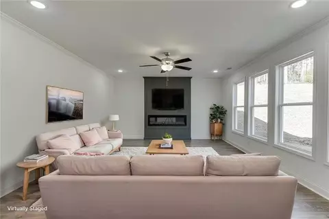 Living - 1003 Lakeview, Commerce, GA 30529 photo 3 of 5