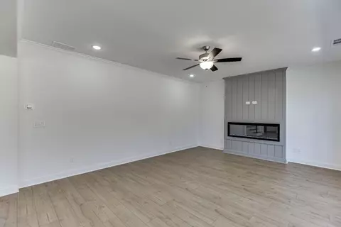 Living - 979 Lakeview, Commerce, GA 30529 photo 2 of 5