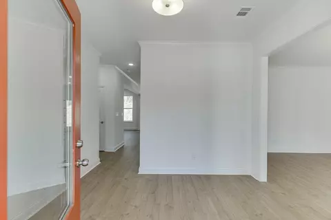 Entry Way - 979 Lakeview, Commerce, GA 30529 photo 1 of 4