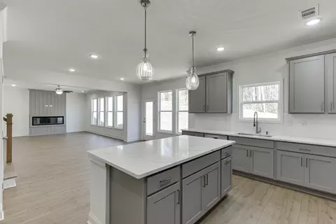 Kitchen - 979 Lakeview, Commerce, GA 30529 photo 4 of 5