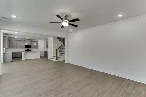 Living - 979 Lakeview, Commerce, GA 30529 photo 4 of 5