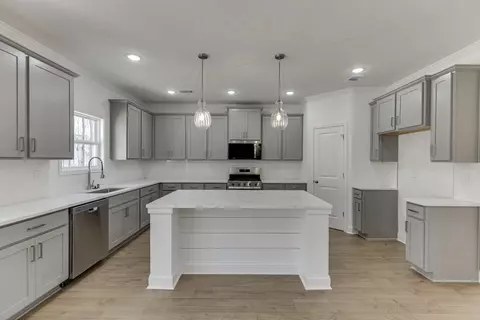 Kitchen - 979 Lakeview, Commerce, GA 30529 photo 2 of 5