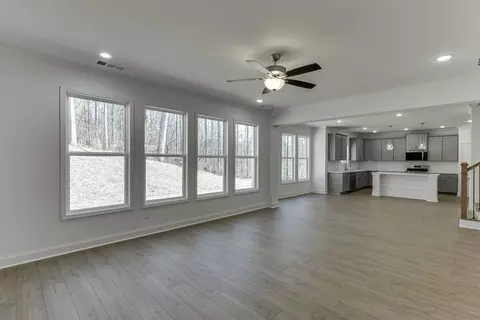 Living - 979 Lakeview, Commerce, GA 30529 photo 5 of 5