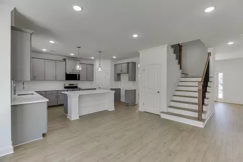 Entry Way - 979 Lakeview, Commerce, GA 30529 photo 3 of 4