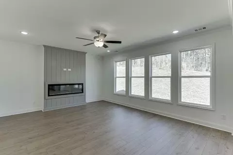 Living - 979 Lakeview, Commerce, GA 30529 photo 3 of 5