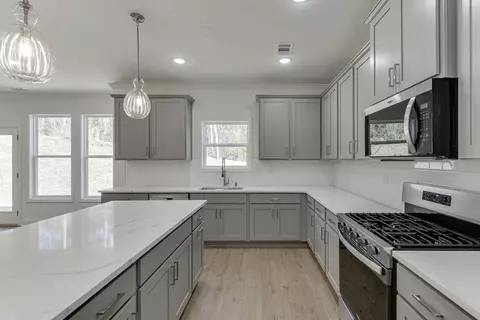 Kitchen - 979 Lakeview, Commerce, GA 30529 photo 5 of 5