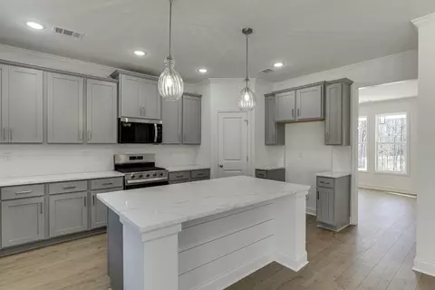 Kitchen - 979 Lakeview, Commerce, GA 30529 photo 3 of 5