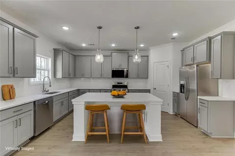 Kitchen - 979 Lakeview, Commerce, GA 30529 photo 4 of 5