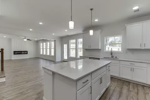Kitchen - 929 Lakeview, Commerce, GA 30529 photo 4 of 5