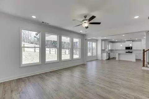 Living - 929 Lakeview, Commerce, GA 30529 photo 4 of 5