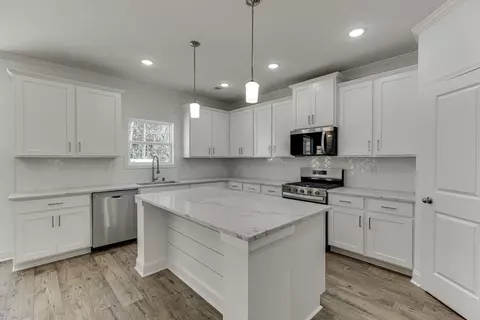 Kitchen - 929 Lakeview, Commerce, GA 30529 photo 1 of 5
