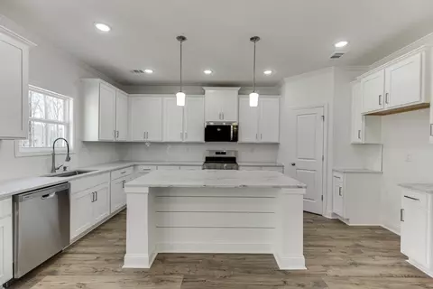 Kitchen - 929 Lakeview, Commerce, GA 30529 photo 2 of 5
