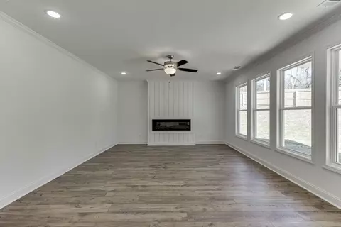 Living - 929 Lakeview, Commerce, GA 30529 photo 1 of 5