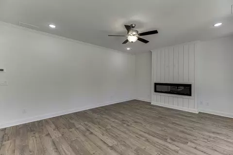 Living - 929 Lakeview, Commerce, GA 30529 photo 2 of 5