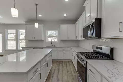Kitchen - 929 Lakeview, Commerce, GA 30529 photo 5 of 5
