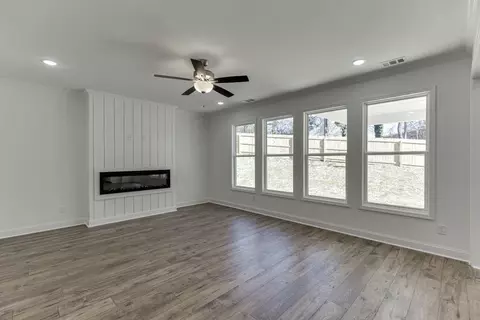 Living - 929 Lakeview, Commerce, GA 30529 photo 3 of 5