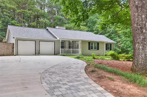 3735 Creekwood Dr, Loganville, GA 30052