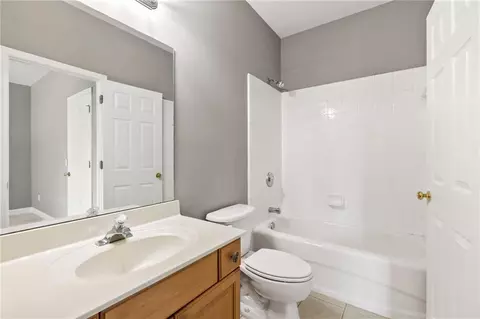 Bath - 1010 River Mist Dr, Suwanee, GA 30024 photo 5 of 8