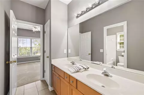 Bath - 1010 River Mist Dr, Suwanee, GA 30024 photo 7 of 8
