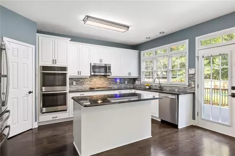 Kitchen - 1010 River Mist Dr, Suwanee, GA 30024 photo 4 of 6