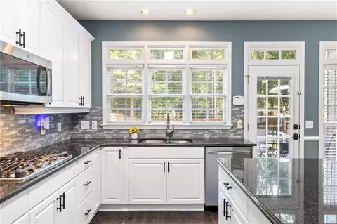 Kitchen - 1010 River Mist Dr, Suwanee, GA 30024 photo 5 of 6