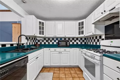 Kitchen - 4375 Mill Ct, Duluth, GA 30096 photo 2 of 2