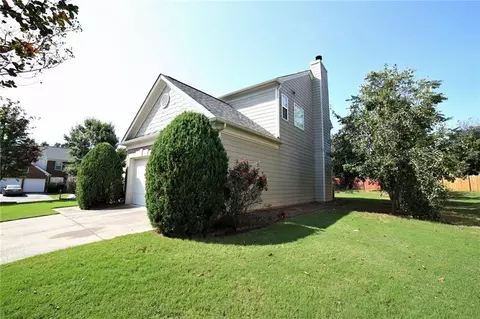 8305 Grenadier Trl, Suwanee, GA 30024 photo 4