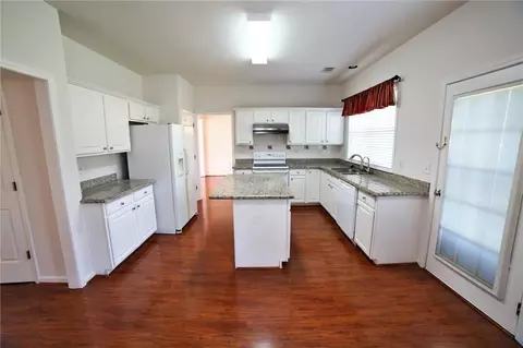8305 Grenadier Trl, Suwanee, GA 30024 photo 11