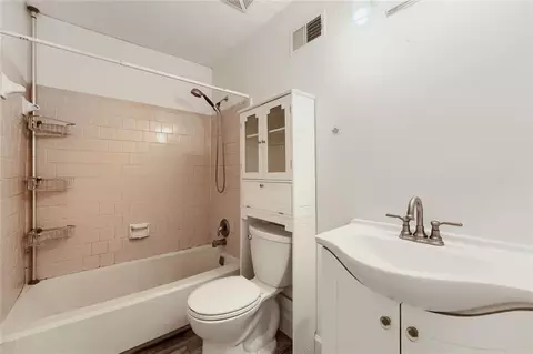 Bath - 2635 Meadow Bend Ct, Duluth, GA 30096 photo 2 of 2